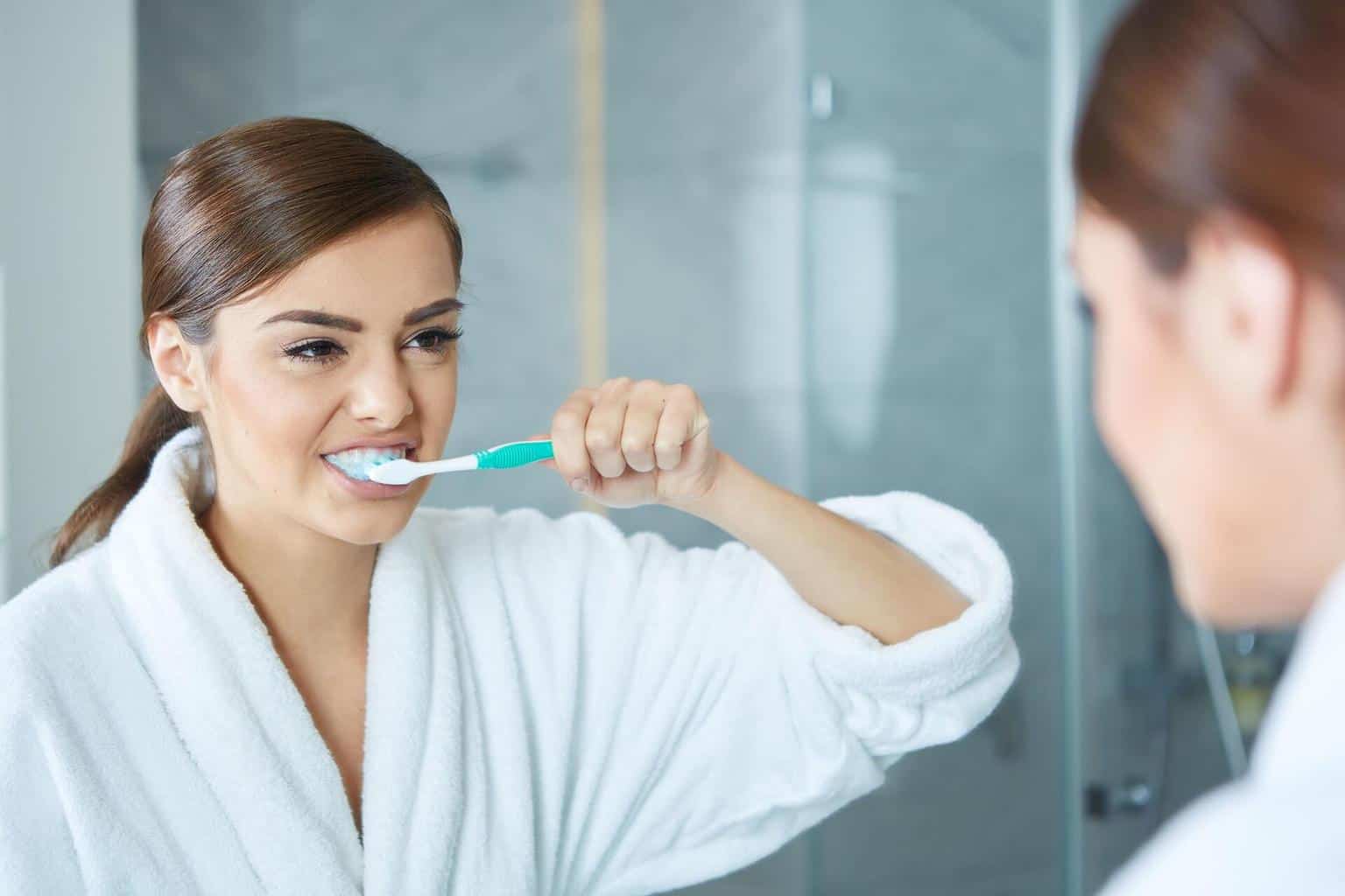 lady-brushing-her-teeth